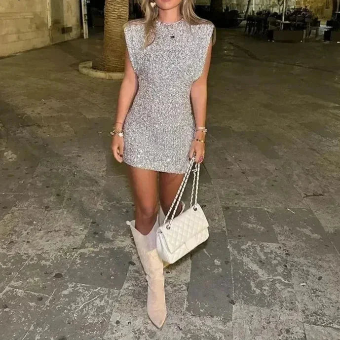 Γυναικείο εφαρμοστό φόρεμα με παγιέτες και βάτες